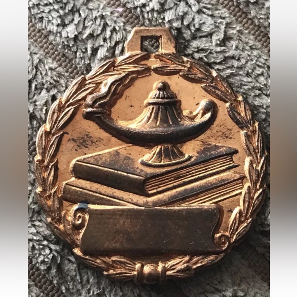 VINTAGE ANTIQUE LAMP OF LEARNING ACADEMIC SCHOLASTIC BRONZE MEDAL PENDANT 1"
